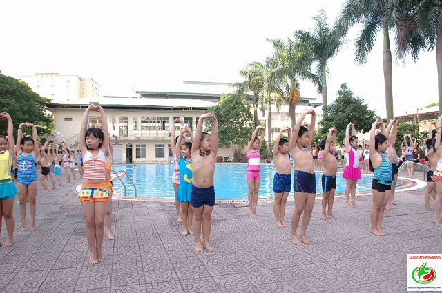 Các em nhỏ đang khởi động trước khi bơi