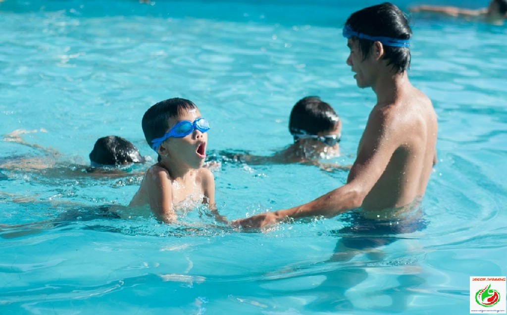 Dạy bơi kèm riêng cho trẻ em tại Sài Gòn Swimming