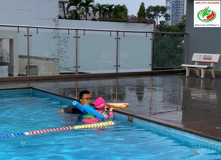 Giáo viên đang tương tác với bé để bé có tâm trạng thoải mái khi tập luyện