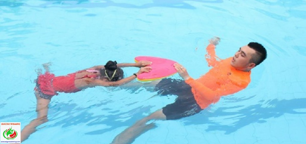 Hướng dẫn học bơi 1 kèm 1 tại Trung tâm Dạy bơi Sài gòn Swimming